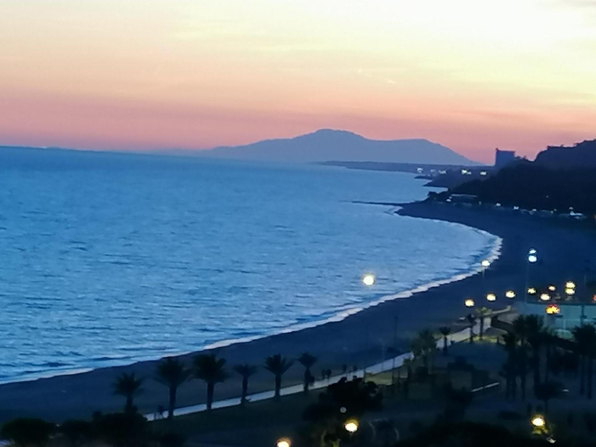 Apartamento Con Terraza, Vistas Playa Y Montana Hospitalet De L'Infant Kültér fotó